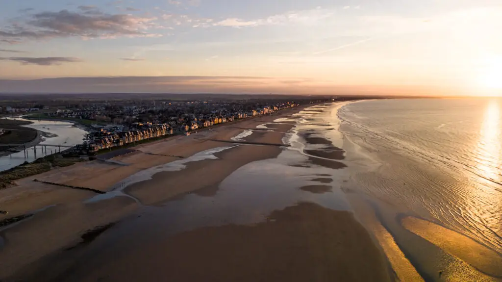 Vue aérienne par drone d'une station balnéaire normande à marée basse au coucher du soleil