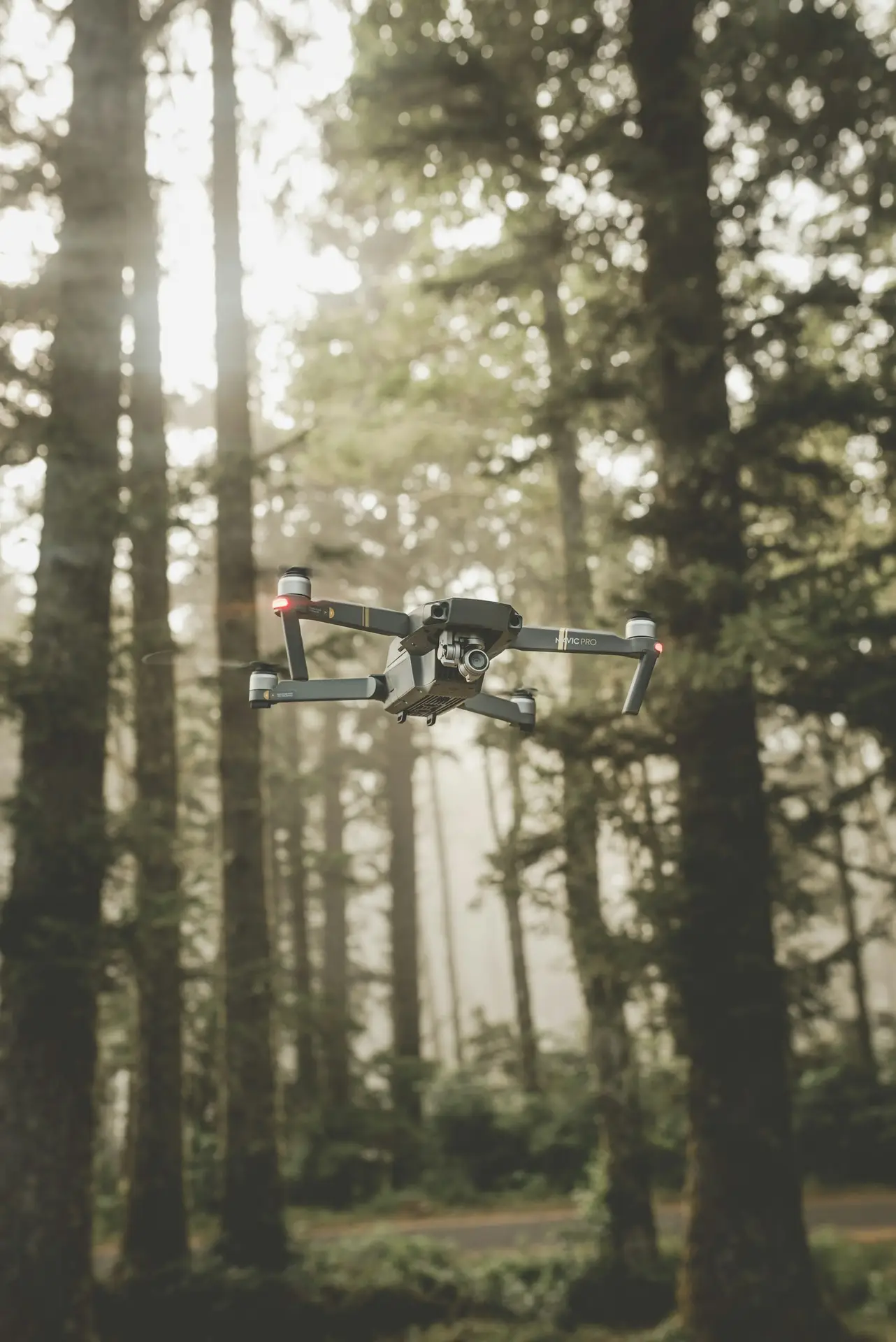 Drone DJI Mavic Pro en vol illustrant les accessoires pour le vol de drone