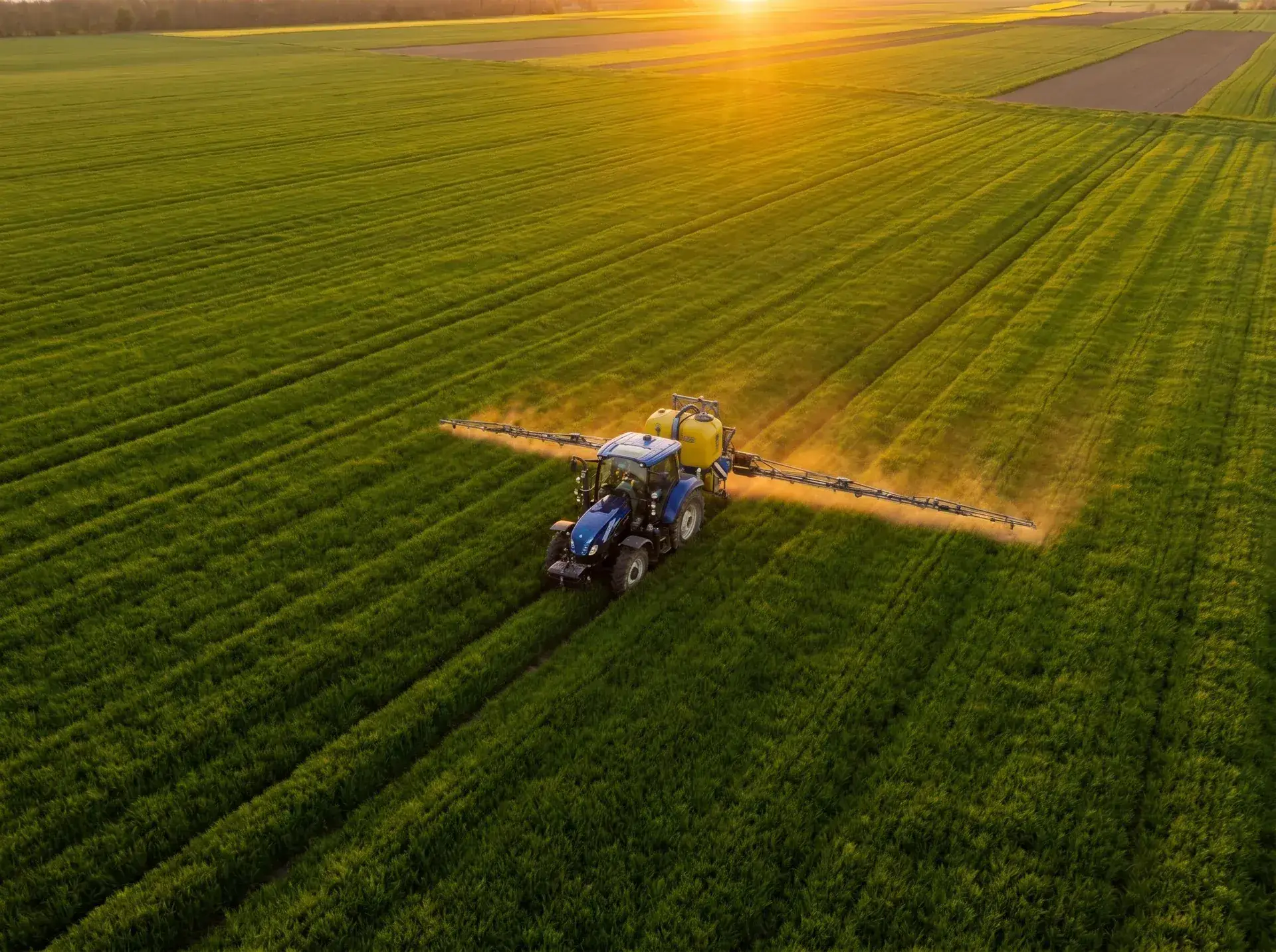 Vue aérienne par drone d'un tracteur dans un champ en Normandie