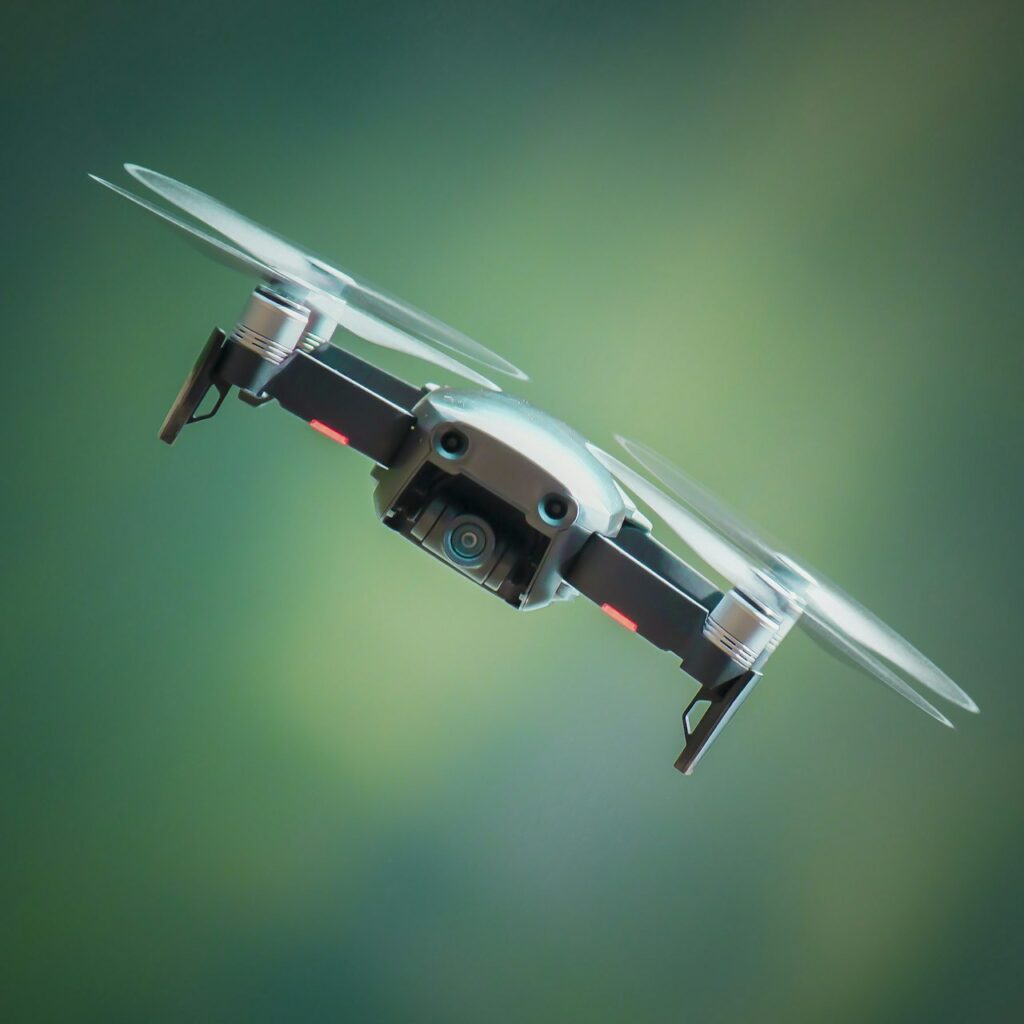 Drone quadricoptère professionnel illustrant les utilisations du drone pour les entreprises