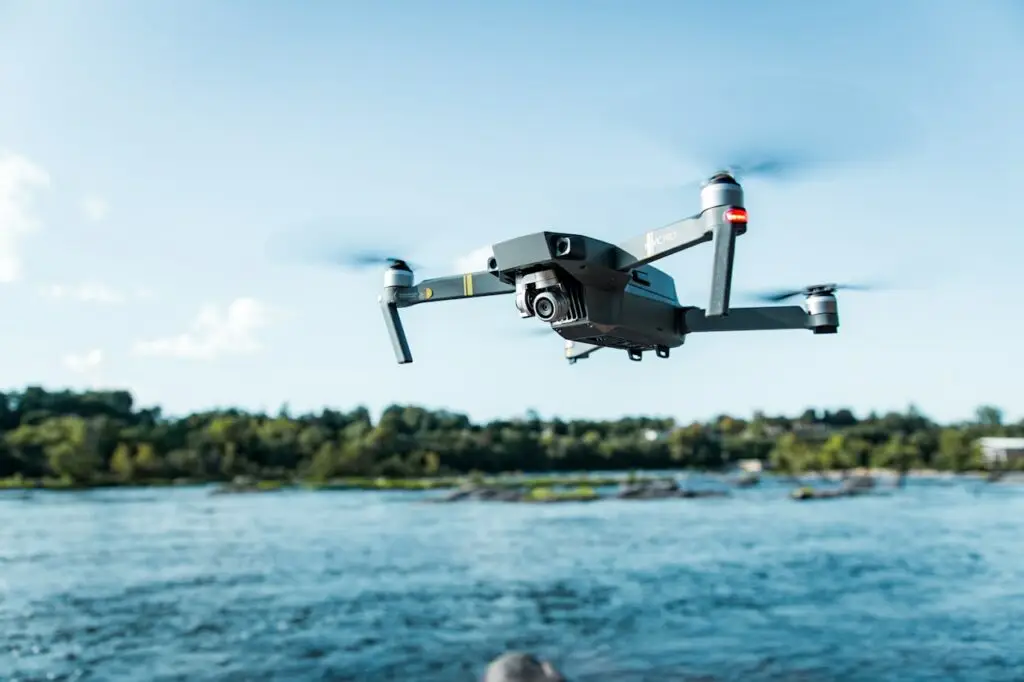 Drone DJI Mavic près d’un plan d’eau illustrant l’entretien du drone