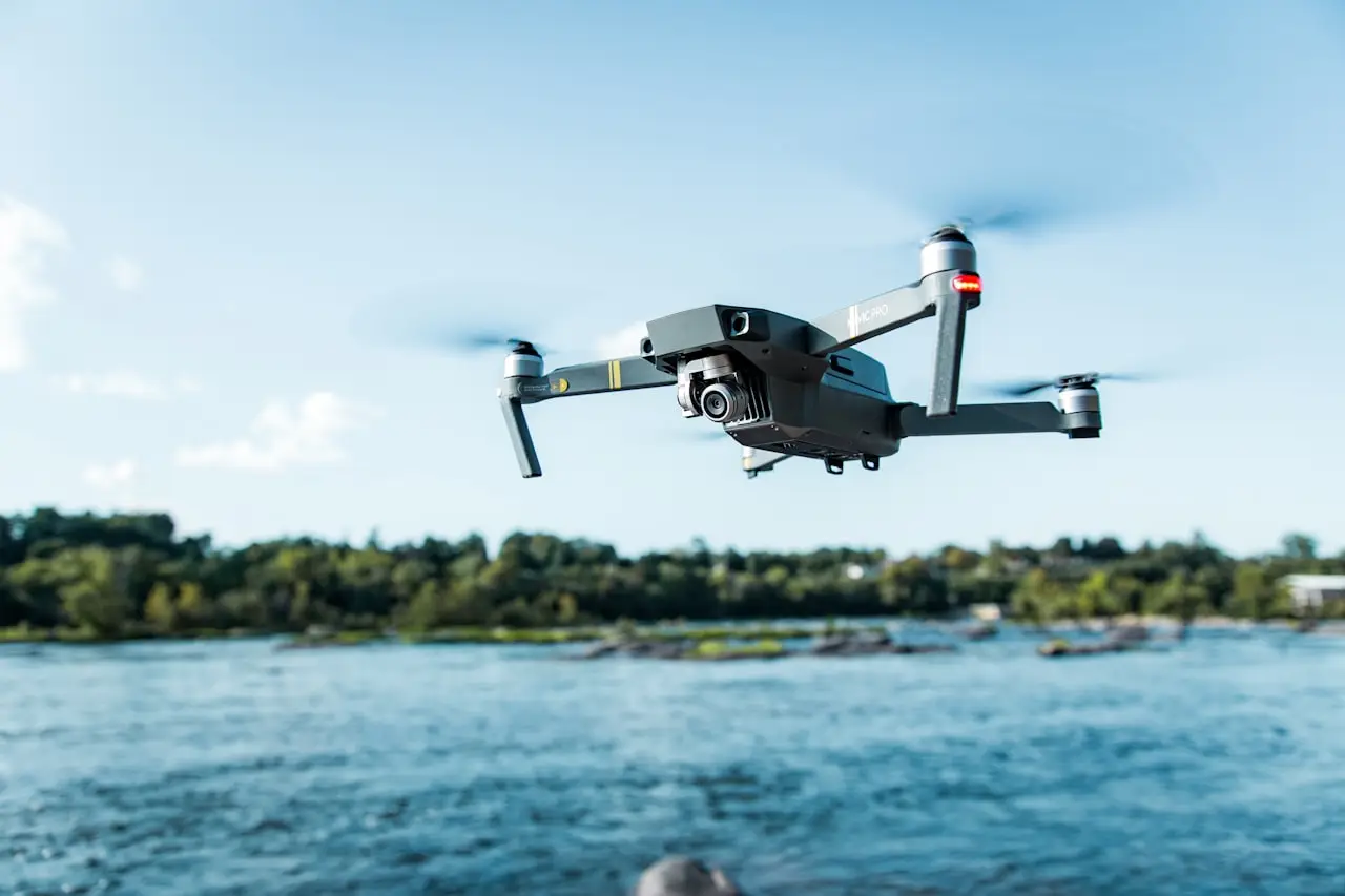 Drone DJI Mavic près d’un plan d’eau illustrant l’entretien du drone