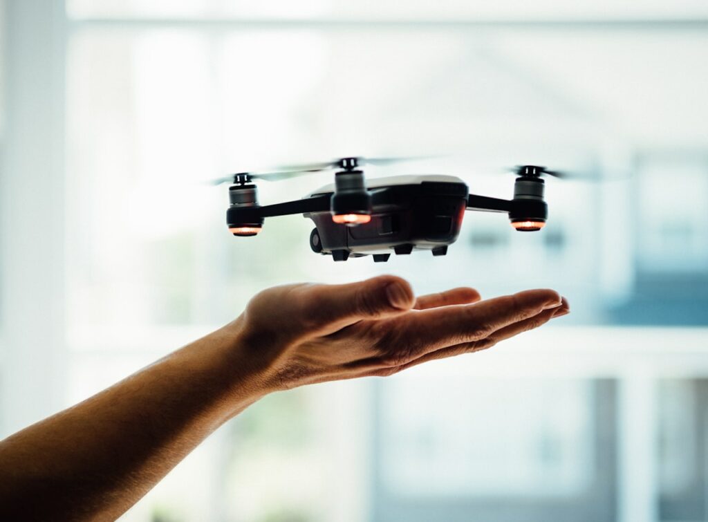 Drone quadricoptère noir illustrant l’évolution des drones en 2023