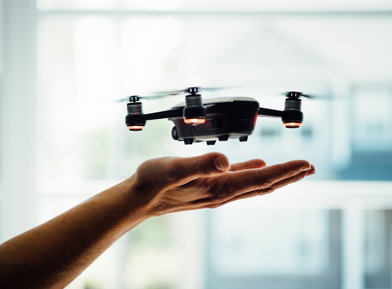 Drone quadricoptère noir illustrant l’évolution des drones en 2023