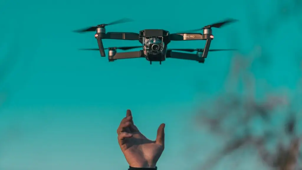 Drone avec objectif illustrant l’usage des filtres pour drones en photographie