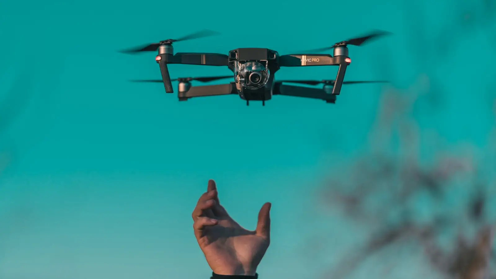Drone avec objectif illustrant l’usage des filtres pour drones en photographie