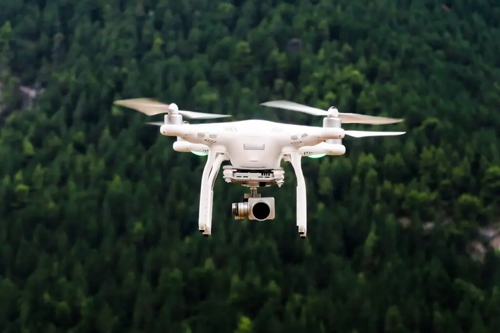 Drone moderne en vol dans le ciel illustrant le futur et les innovations du drone