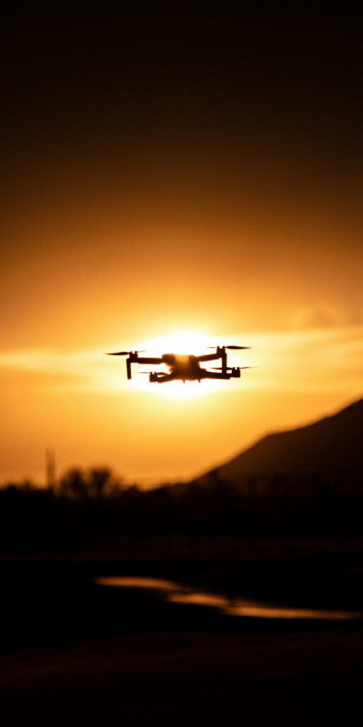 Drone en vol au coucher du soleil pour la photographie aérienne de paysage