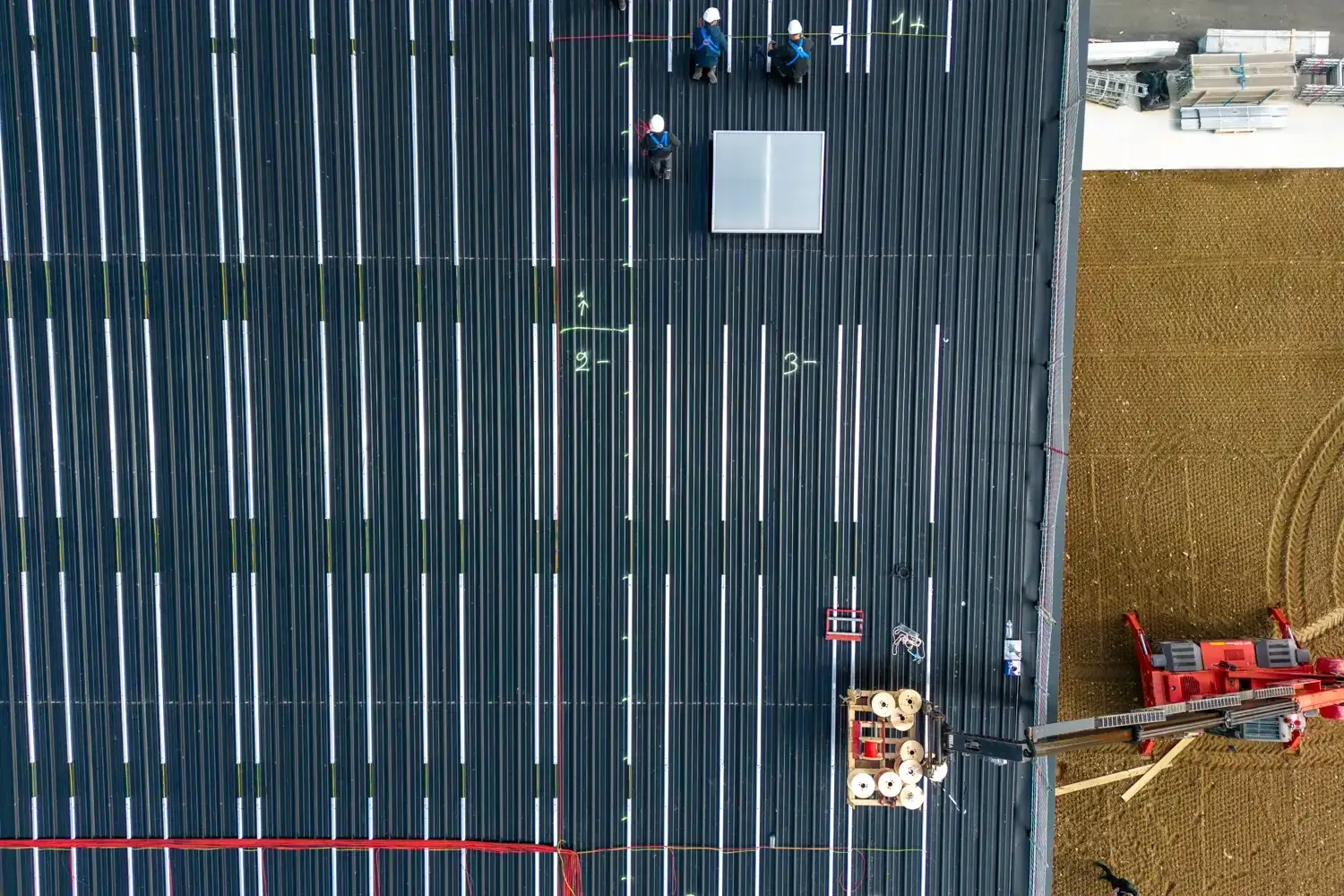 Suivi de chantier par drone d'une installation industrielle solaire en Normandie