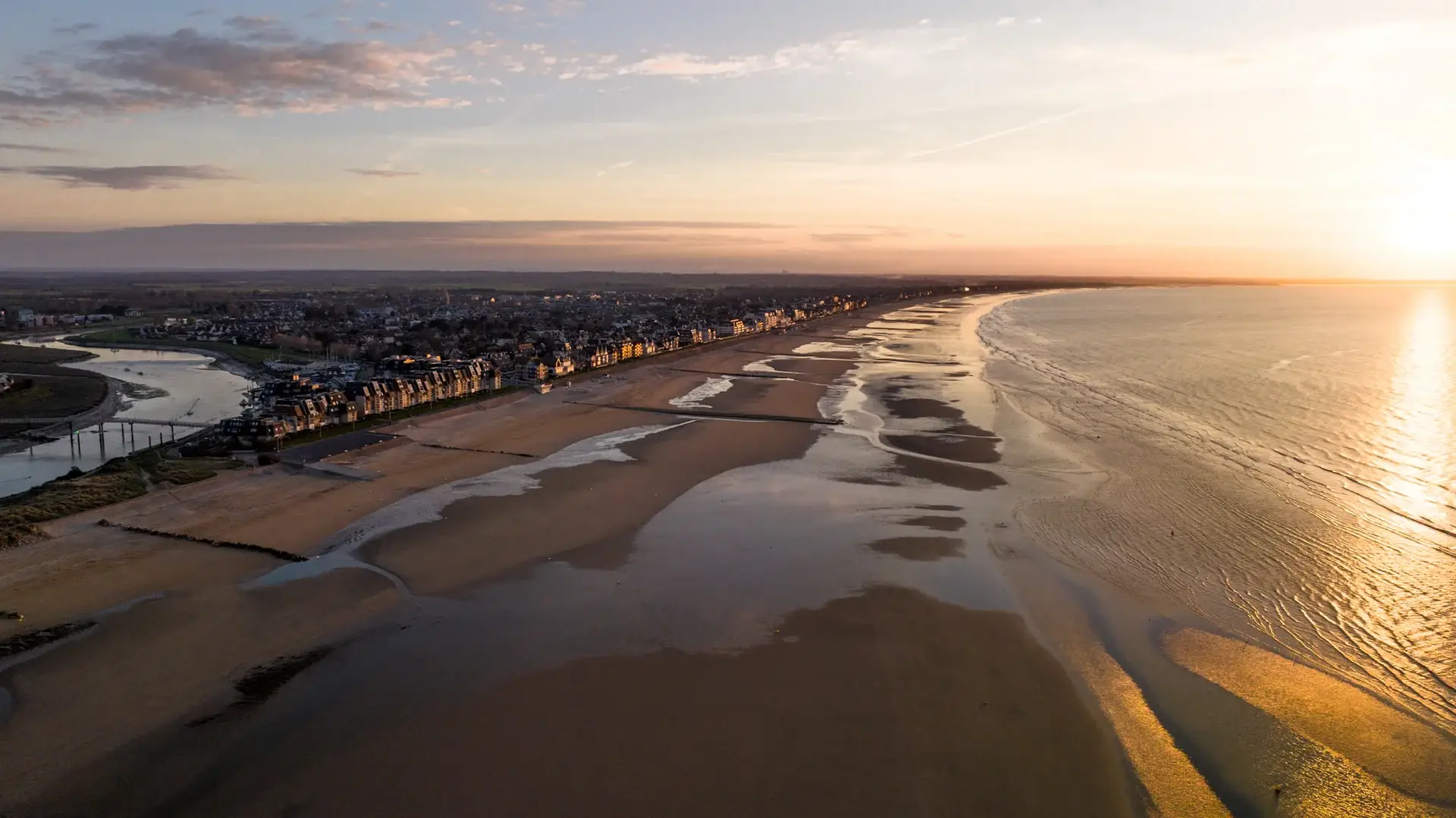 Vue aérienne par drone de la côte près de Caen en Normandie