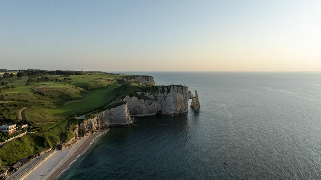 Vue aérienne par drone des falaises d'Étretat en Normandie