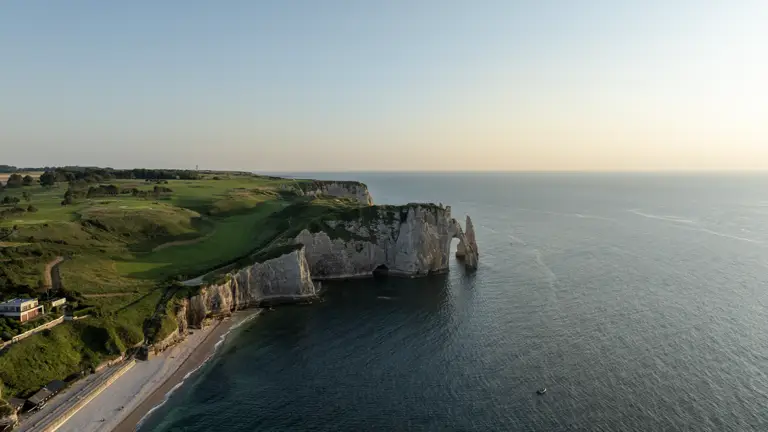Vue aérienne par drone des falaises d'Étretat en Normandie
