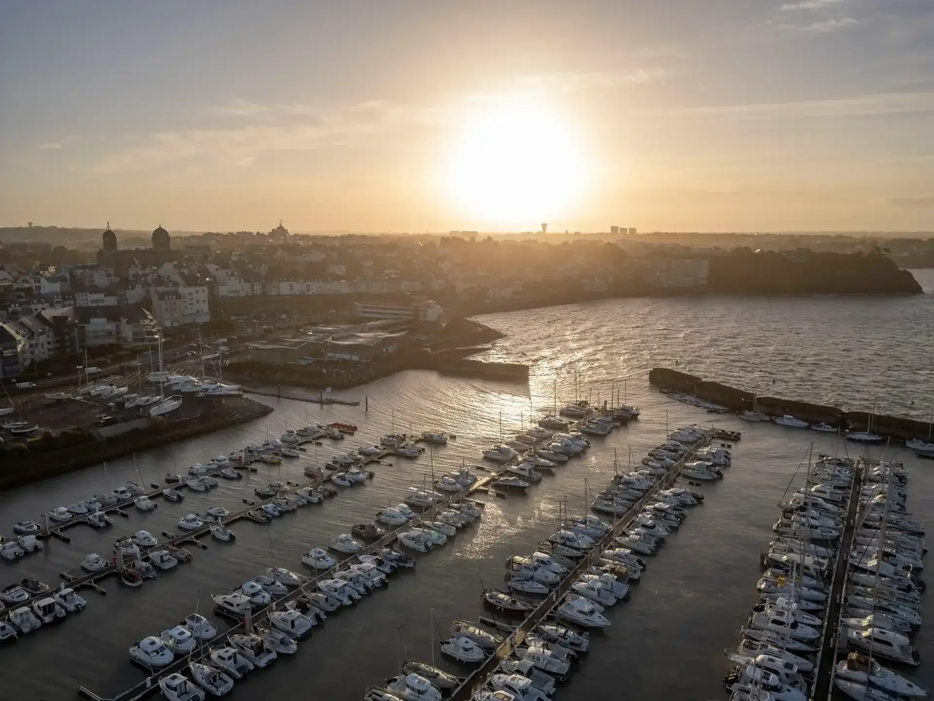 Vue aérienne par drone du port de Granville en Normandie