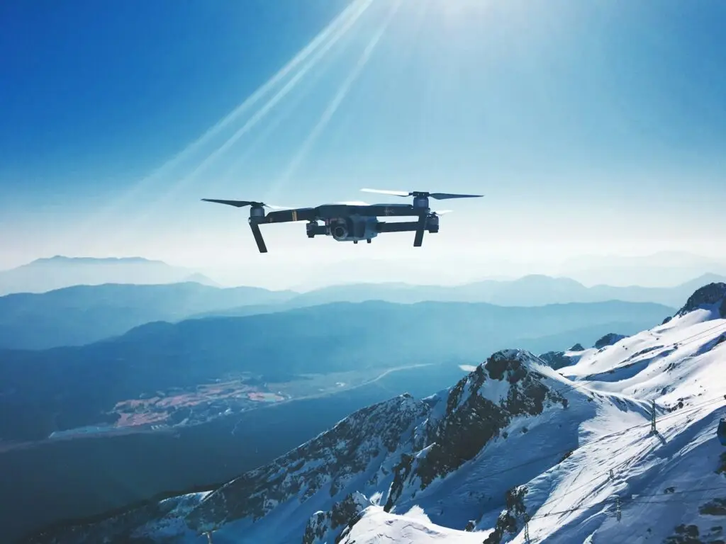 Drone quadricoptère blanc en vol pour la photographie immersive à 360 degrés