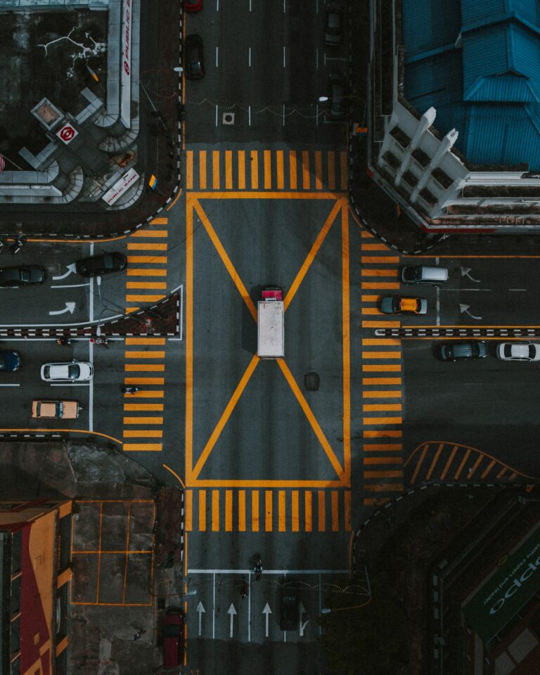 Vue aérienne par drone d’un carrefour urbain pour des prises de vue en environnement urbain