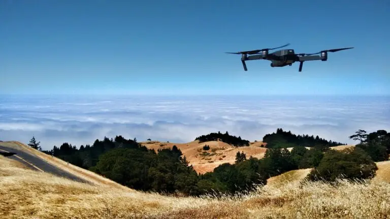 Drone noir en vol dans le ciel illustrant la réglementation des drones en France