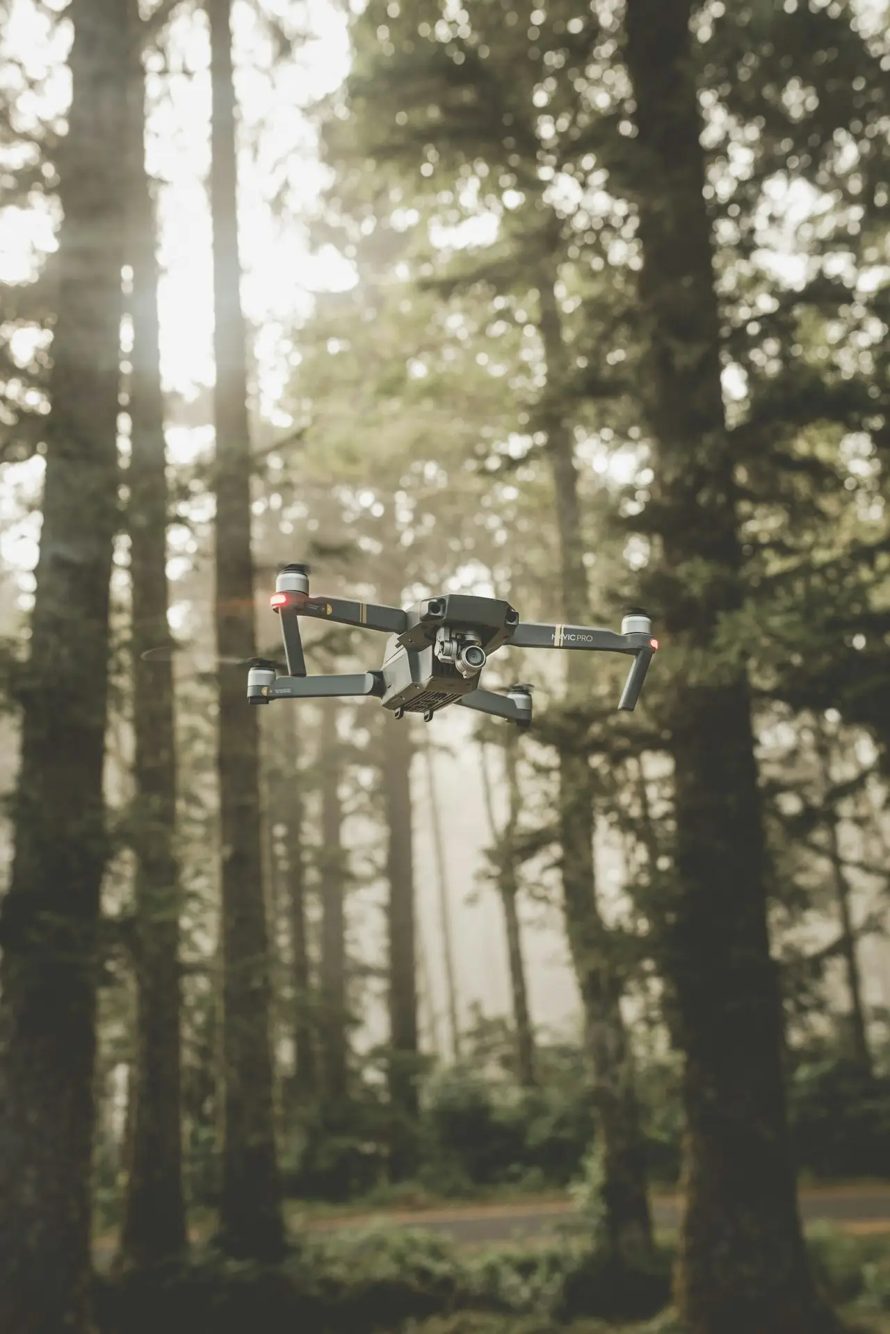 Drone DJI Mavic Pro en vol près d’une forêt illustrant les tendances du marché des drones