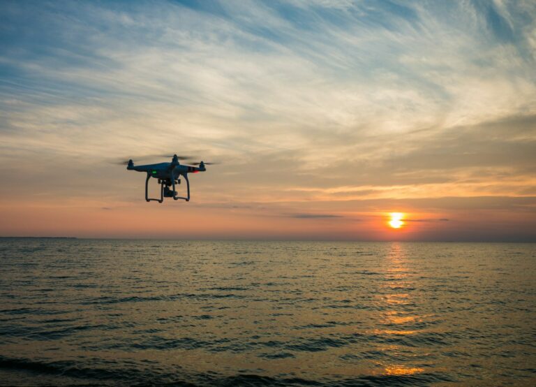 Drone survolant un plan d’eau pour réaliser un timelapse aérien